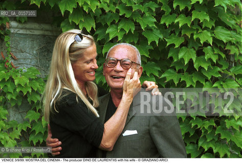 Nome:.DE LAURENTIIS DINO.Descrizione:.CINEMA PRODUTTORE CON LA MOGLIE / MOSTRA DEL CINEMA.Credit:.©Graziano Arici/Rosebud2 Costo:.A.Nazione:.ITALIA.Cittˆ:.VENEZIA.Data:.1999.