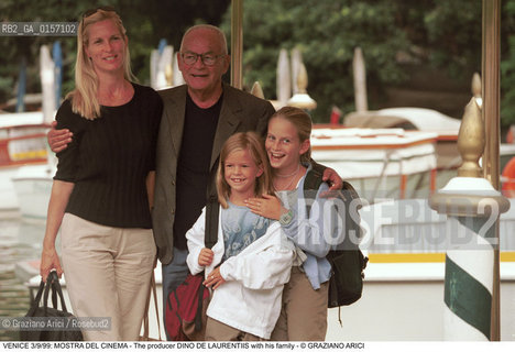 Nome:.DE LAURENTIIS DINO.Descrizione:.CINEMA PRODUTTORE CON LA SUA FAMIGLIA / MOSTRA DEL CINEMA.Credit:.©Graziano Arici/Rosebud2 Costo:.A.Nazione:.ITALIA.Cittˆ:.VENEZIA.Data:.1999.