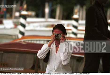 Nome:.DIAZ CAMERON.Descrizione:.CINEMA ATTRICE CON MACCHINA FOTOGRAFICA / MOSTRA DEL CINEMA.Credit:.©Graziano Arici/Rosebud2 Costo:.A.Nazione:.USA.Cittˆ:.VENEZIA.Data:.1999.