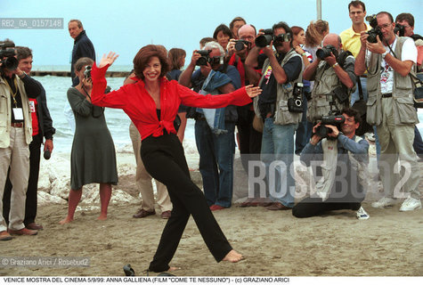 Nome:.GALIENA ANNA.Descrizione:.CINEMA ATTRICE IN SPIAGGIA CON FOTOGRAFI / MOSTRA DEL CINEMA.Credit:.©Graziano Arici/Rosebud2 Costo:.A.Nazione:.ITALIA.Cittˆ:.VENEZIA.Data:.1999.