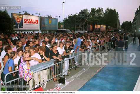Nome:.56. MOSTRA DEL CINEMA.Descrizione:.PUBBLICO FOLLA AL PALAZZO.Credit:.©Graziano Arici/Rosebud2 Costo:.A.Nazione:.ITALIA.Cittˆ:.VENEZIA.Data:.1999.