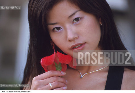 Nome:.KIM TAE YEON.Descrizione:.CINEMA ATTRICE / FIORE.Credit:.©Graziano Arici/Rosebud2 Costo:.A.Nazione:.COREA.Cittˆ:..Data:.1999.