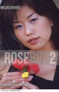 Nome:.KIM TAE YEON.Descrizione:.CINEMA ATTRICE / FIORE.Credit:.©Graziano Arici/Rosebud2 Costo:.A.Nazione:.COREA.Cittˆ:..Data:.1999.