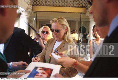 Nome:.STREEP MERYL.Descrizione:.CINEMA ATTRICE FIRMA AUTOGRAFI / MOSTRA DEL CINEMA.Credit:.©Graziano Arici/Rosebud2 Costo:.A.Nazione:.USA.Cittˆ:..Data:.1999.