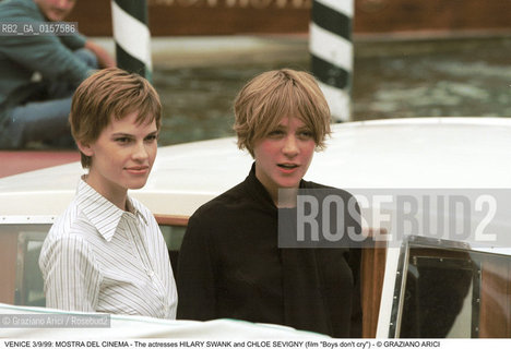 Nome:.SWANK HILARY.Descrizione:.CINEMA ATTRICE CON CHLOE SEVIGNY / MOSTRA DEL CINEMA.Credit:.©Graziano Arici/Rosebud2 Costo:.A.Nazione:..Cittˆ:.VENEZIA.Data:.1999.
