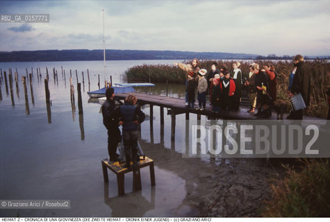 Nome:.HEIMAT 2 - CRONACA DI UNA GIOVINEZZA (DIE ZWEITE HEIMAT - CRONIK EINER JUGEND).Descrizione:.MOVIE PICTURE / DRAMMATICO - dir. EDGAR REITZ / LA TROUPE SULLA RIVA DEL LAGO AMMER (BAVIERA).Credit:.©Graziano Arici/Rosebud2 Costo:.A.Nazione:.GERMANIA.Cittˆ:.(BAVIERA).Data:.1992.