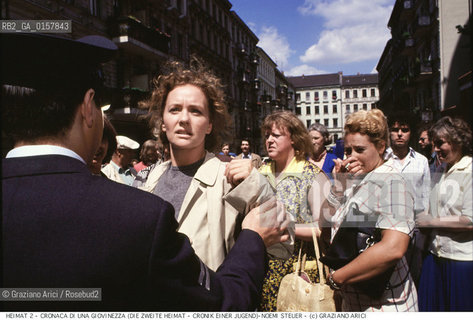 Nome:.HEIMAT 2 - CRONACA DI UNA GIOVINEZZA (DIE ZWEITE HEIMAT - CRONIK EINER JUGEND).Descrizione:.MOVIE PICTURE / DRAMMATICO - dir. EDGAR REITZ / LATTRICE NOEMI STEUER {DURANTE LA SCENA DELLINCENDIO DELLASILO}.Credit:.©Graziano Arici/Rosebud2 Costo:.A.Nazione:.GERMANIA.Cittˆ:.BERLINO.Data:.1992.