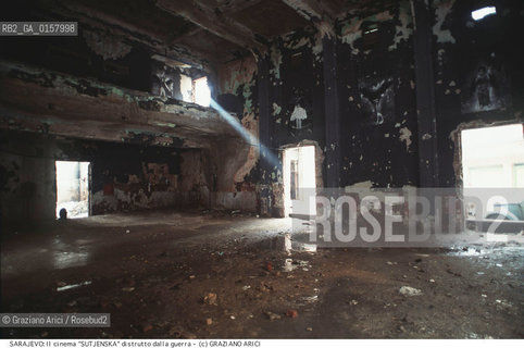 Nome:.SUTJENSKA.Descrizione:.CINEMA / SALA DISTRUTTA DALLA GUERRA / SARAJEVO.Credit:.©Graziano Arici/Rosebud2 Costo:.A.Nazione:.BOSNIA.Cittˆ:.SARAJEVO.Data:.1994