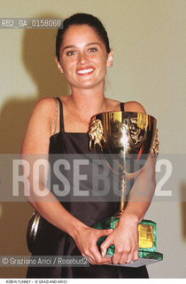 Nome: .TUNNEY ROBIN.Descrizione: .CINEMA ATTRICE / CON LA COPPA VOLPI ALLA MOSTRA DEL CINEMA.Credit: ©Graziano Arici/Rosebud2 Costo: .A.Nazione: .USA.Cittˆ: ..Data: .1997.