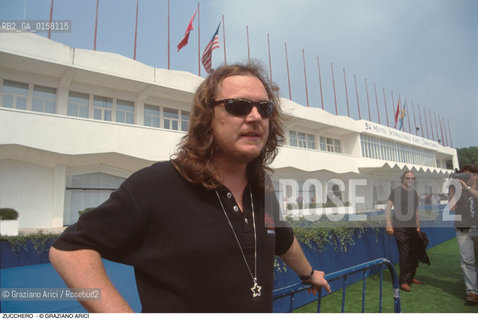 Caption: Nome: .ZUCCHERO.Descrizione:.alias ADELMO FORNACIARI / MUSICA POP ROCK BLUES CANTANTE / DAVANTI AL PALAZZO DEL CINEMA ALLA MOSTRA DEL CINEMA.Credit: ©Graziano Arici/Rosebud2 Costo: .A.Nazione: .ITALIA.Cittˆ: ..Data: .1997