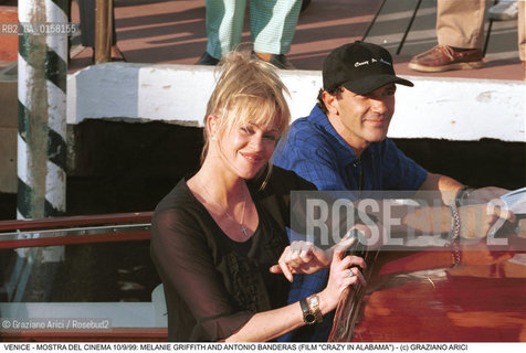 Nome:.GRIFFITH MELANIE.Descrizione:.CINEMA ATTRICE CON ANTONIO BANDERAS / MOSTRA DEL CINEMA.Credit:.©Graziano Arici/Rosebud2 Costo:.A.Nazione:.USA.Cittˆ:..Data:.1999.