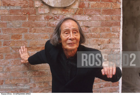 Nome:.KAZUO OHNO.Descrizione:.TEATRO BUTOH DANZA BALLERINO.Credit:.©Graziano Arici/Rosebud2 Costo:.A.Nazione:.GIAPPONE.Cittˆ:..Data:.1999.