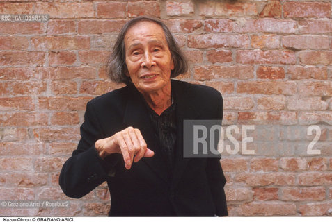 Nome:.KAZUO OHNO.Descrizione:.TEATRO BUTOH DANZA BALLERINO.Credit:.©Graziano Arici/Rosebud2 Costo:.A.Nazione:.GIAPPONE.Cittˆ:..Data:.1999.