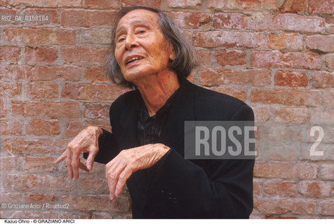 Nome:.KAZUO OHNO.Descrizione:.TEATRO BUTOH DANZA BALLERINO.Credit:.©Graziano Arici/Rosebud2 Costo:.A.Nazione:.GIAPPONE.Cittˆ:..Data:.1999.