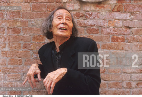 Nome:.KAZUO OHNO.Descrizione:.TEATRO BUTOH DANZA BALLERINO.Credit:.©Graziano Arici/Rosebud2 Costo:.A.Nazione:.GIAPPONE.Cittˆ:..Data:.1999.