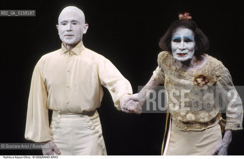 Nome:.KAZUO OHNO.Descrizione:.TEATRO BUTOH DANZA BALLERINO CON IL FIGLIO YOSHITO.Credit:.©Graziano Arici/Rosebud2 Costo:.A.Nazione:.GIAPPONE.Cittˆ:..Data:.1999.
