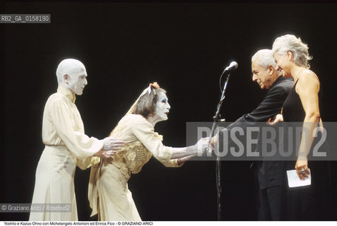 Nome:.KAZUO OHNO.Descrizione:.TEATRO BUTOH DANZA BALLERINO CON IL FIGLIO YOSHITO, MICHELANGELO ANTONIONI E LA MOGLIE ENRICA FICO.Credit:.©Graziano Arici/Rosebud2 Costo:.A.Nazione:.GIAPPONE.Cittˆ:..Data:.1999.