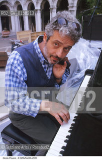 Nome:.PIOVANI NICOLA.Descrizione:.CINEMA MUSICA COMPOSITORE AL PIANOFORTE.Credit:.©Graziano Arici/Rosebud2 Costo:.A.Nazione:.ITALIA.Cittˆ:..Data:.1999.