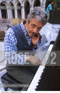 Nome:.PIOVANI NICOLA.Descrizione:.CINEMA MUSICA COMPOSITORE AL PIANOFORTE.Credit:.©Graziano Arici/Rosebud2 Costo:.A.Nazione:.ITALIA.Cittˆ:..Data:.1999.
