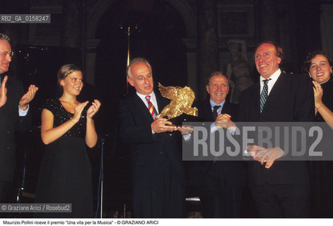 Nome:.POLLINI MAURIZIO.Descrizione:.MUSICA CLASSICA PIANISTA RICEVE IL PREMIO UNA VITA PER LA MUSICA DA BRUNO TOSI / MARIO MESSINIS.Credit:.©Graziano Arici/Rosebud2 Costo:.A.Nazione:.ITALIA.Cittˆ:..Data:.1999.