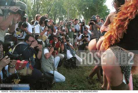 Nome:.TRASGREDIRE.Descrizione:.PERFORMANCE PER IL FILM DI TINTO BRASS / FOTOGRAFI / MOSTRA DEL CINEMA / SESSO.Credit:.©Graziano Arici/Rosebud2 Costo:.A.Nazione:.ITALIA.Cittˆ:.VENEZIA.Data:.1999.