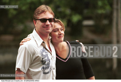 Nome:.WINSLET KATE.Descrizione:.CINEMA ATTRICE CON IL MARITO JIM / MOSTRA DEL CINEMA.Credit:.©Graziano Arici/Rosebud2 Costo:.A.Nazione:.USA.Cittˆ:..Data:.1999.