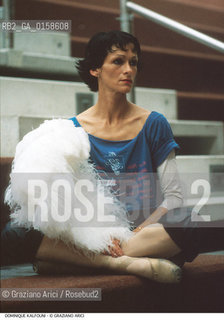 Caption: Nome: .KALFOUNI DOMINIQUE.Descrizione: .DANZA BALLERINA CON BOA DI STRUZZO.Credit: ©Graziano Arici/Rosebud2 Costo: .A.Nazione: .FRANCIA.Cittˆ: ..Data: .1989
