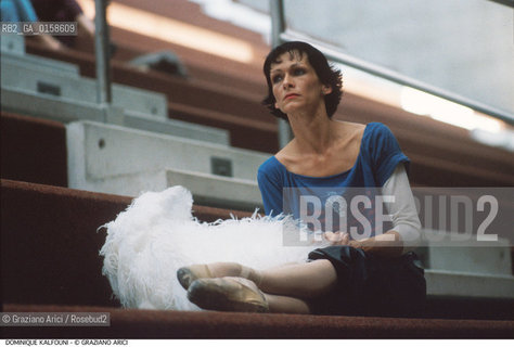 Caption: Nome: .KALFOUNI DOMINIQUE.Descrizione: .DANZA BALLERINA CON BOA DI STRUZZO.Credit: ©Graziano Arici/Rosebud2 Costo: .A.Nazione: .FRANCIA.Cittˆ: ..Data: .1989