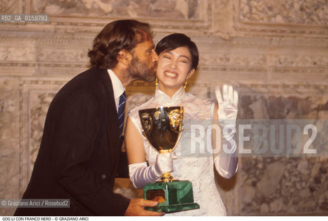 Caption: Nome: .GONG LI.Descrizione: .CINEMA ATTRICE/CON FRANCO NERO DURANTE LA CONSEGNA DEL PREMIO COPPA VOLPI ALLA MOSTRA DEL CINEMA DI VENEZIA/BACIO.Credit: ©Graziano Arici/Rosebud2 / Costo: .A.Nazione: .CINA.Cittˆ: ..Data: .1992