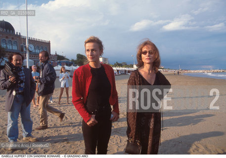 Caption: Nome: .HUPPERT ISABELLE.Descrizione: .CINEMA ATTRICE/CON SANDRINE B0NNAI.RE SULLA SPIAGGIA DELLHOTEL EXCELSIOR AL LIDO DI VENEZIA.Credit: ©Graziano Arici/Rosebud2 / Costo: .A.Nazione: .FRANCIA.Cittˆ: ..Data: .1995
