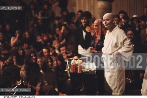 Nome: .KEMP LINDSAY.Descrizione: .DANZA TEATRO BALLERINO COREOGRAFO MIMO/DURANTE UNA LEZIONE DI TRUCCO.Credit: ©Graziano Arici/Rosebud2 / Costo: .A.Nazione: .GRAN BRETAGNA.Cittˆ: .VENEZIA.Data: .1988.