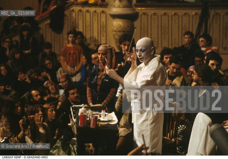 Caption: Nome: .KEMP LINDSAY.Descrizione: .DANZA TEATRO BALLERINO COREOGRAFO MIMO/DURANTE UNA LEZIONE DI TRUCCO.Credit: ©Graziano Arici/Rosebud2 / Costo: .A.Nazione: .GRAN BRETAGNA.Cittˆ: ..Data: .1988