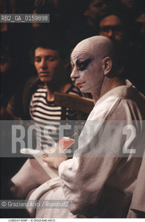 Nome: .KEMP LINDSAY.Descrizione: .DANZA TEATRO BALLERINO COREOGRAFO MIMO/DURANTE UNA LEZIONE DI TRUCCO.Credit: ©Graziano Arici/Rosebud2 / Costo: .A.Nazione: .GRAN BRETAGNA.Cittˆ: .VENEZIA.Data: .1983.