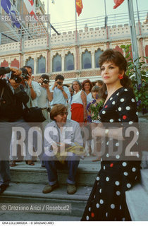 Caption: Nome: .LOLLOBRIGIDA GINA.Descrizione: .CINEMA ATTRICE / CON FOTOGRAFI DAVANTI ALLHOTEL EXCELSIOR MOSTRA.Credit: ©Graziano Arici/Rosebud2 / Costo: .A.Nazione: .ITALIA.Cittˆ: ..Data: .1992