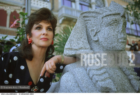 Caption: Nome: .LOLLOBRIGIDA GINA.Descrizione: .CINEMA ATTRICE / CON STATUA DI SFINGE.Credit: ©Graziano Arici/Rosebud2 / Costo: .A.Nazione: .ITALIA.Cittˆ: ..Data: .1992