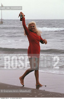 Nome: .MILO SANDRA.Descrizione: .CINEMA ATTRICE / AL MARE / INDOSSA UN ABITO ROSSO.Credit: ©Graziano Arici/Rosebud2 / Costo: .A.Nazione: .ITALIA.Cittˆ: .VENEZIA.Data: .1989.