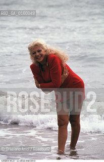 Nome: .MILO SANDRA.Descrizione: .CINEMA ATTRICE / AL MARE / INDOSSA UN ABITO ROSSO / RIDE.Credit: ©Graziano Arici/Rosebud2 / Costo: .A.Nazione: .ITALIA.Cittˆ: .VENEZIA.Data: .1989.