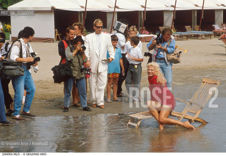 Caption: Nome: .MILO SANDRA.Descrizione: .CINEMA ATTRICE / AL MARE IN SPIAGGIA / SU SEDIA A SDRAIO / INDOSSA UN ABITO ROSSO / CON FOTOGRAFI.Credit: ©Graziano Arici/Rosebud2 / Costo: .A.Nazione: .ITALIA.Cittˆ: ..Data: .1988