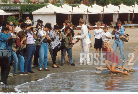 Caption: Nome: .MILO SANDRA.Descrizione: .CINEMA ATTRICE / AL MARE IN SPIAGGIA / SU SEDIA A SDRAIO / INDOSSA UN ABITO ROSSO / CON FOTOGRAFI.Credit: ©Graziano Arici/Rosebud2 / Costo: .A.Nazione: .ITALIA.Cittˆ: ..Data: .1988