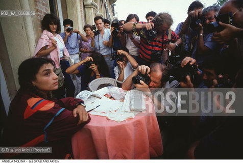 Nome: .MOLINA ANGELA.Descrizione: .CINEMA ATTRICE / CON FOTOGRAFI.Credit: ©Graziano Arici/Rosebud2 / Costo: .A.Nazione: .SPAGNA.Cittˆ: .VENEZIA.Data: .1988.