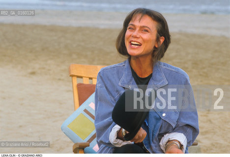 Caption: Nome: .OLIN LENA.Descrizione: .CINEMA ATTRICE / IN SPIAGGIA AL MARE / CON CAPPELLO.Credit: ©Graziano Arici/Rosebud2 / Costo: .A.Nazione: .SVEZIA.Cittˆ: ..Data: .1989
