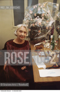 Caption: Nome: .RENAUD MADELEINE.Descrizione: .CINEMA ATTRICE/IN CAMERINO/MAZZO DI ROSE (FIORI).Credit: ©Graziano Arici/Rosebud2 / Costo: .A.Nazione: .FRANCIA.Cittˆ: ..Data: .1993