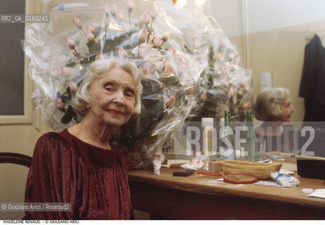 Caption: Nome: .RENAUD MADELEINE.Descrizione: .CINEMA ATTRICE/IN CAMERINO/MAZZO DI ROSE (FIORI).Credit: ©Graziano Arici/Rosebud2 / Costo: .A.Nazione: .FRANCIA.Cittˆ: ..Data: .1993
