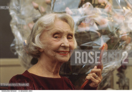 Caption: Nome: .RENAUD MADELEINE.Descrizione: .CINEMA ATTRICE/IN CAMERINO/MAZZO DI ROSE (FIORI).Credit: ©Graziano Arici/Rosebud2 / Costo: .A.Nazione: .FRANCIA.Cittˆ: ..Data: .1993