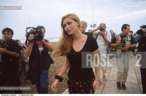 Caption: Nome:.BEART EMANUELLE .Descrizione:.CINEMA ATTRICE  / CON SANDRINE BONNAIRE ALLA MOSTRA DEL CINEMA FOTOGRAFI.CINEMA ACTRESS / WITH SANDRINE BONNAIRE AT THE {VENICE} FILM FESTIVAL.Credit:.Graziano Arici/Rosebud2/.Costo:.A.Nazione:.FRANCIA.FRANCE.Cittˆ:..Data:.1998