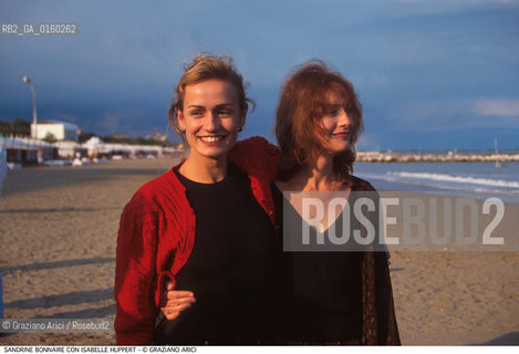 Caption: Nome:.HUPPERT ISABELLE.Descrizione:.CINEMA ATTRICE / CON  SANDRINE BONNAIRE AL MARE.CINEMA ACTRESS / WITH  SANDRINE BONNAIRE.Credit:.Graziano Arici/Rosebud2/.Costo:.A.Nazione:.FRANCIA.FRANCE.Cittˆ:..Data:.1995