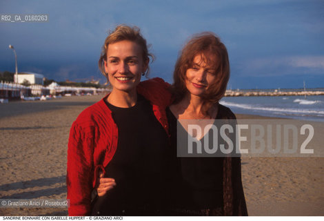 Caption: Nome:.HUPPERT ISABELLE.Descrizione:.CINEMA ATTRICE / CON  SANDRINE BONNAIRE AL MARE.CINEMA ACTRESS / WITH  SANDRINE BONNAIRE.Credit:.Graziano Arici/Rosebud2/.Costo:.A.Nazione:.FRANCIA.FRANCE.Cittˆ:..Data:.1995