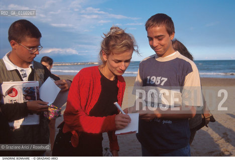 Caption: Nome:.BONNAIRE SANDRINE.Descrizione:.CINEMA ATTRICE / MOSTRA DEL CINEMA FANS AUTOGRAFI.CINEMA ACTRESS / {VENICE} FILM FESTIVAL.Credit:.Graziano Arici/Rosebud2/.Costo:.A.Nazione:.FRANCIA.FRANCE.Cittˆ:..Data:.1998