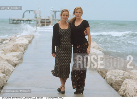 Caption: Nome:.BONNAIRE SANDRINE.Descrizione:.CINEMA ATTRICE / CON EMMANUELLE BEART / MOSTRA DEL CINEMA.CINEMA ACTRESS / WITH EMMANUELLE BEART / {VENICE} FILM FESTIVAL.Credit:.Graziano Arici/Rosebud2/.Costo:.A.Nazione:.FRANCIA.FRANCE.Cittˆ:..Data:.1998