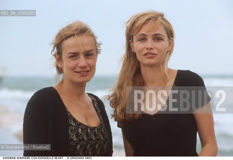 Caption: Nome:.BONNAIRE SANDRINE.Descrizione:.CINEMA ATTRICE / CON EMMANUELLE BEART / MOSTRA DEL CINEMA.CINEMA ACTRESS / WITH EMMANUELLE BEART / {VENICE} FILM FESTIVAL.Credit:.Graziano Arici/Rosebud2/.Costo:.A.Nazione:.FRANCIA.FRANCE.Cittˆ:..Data:.1998